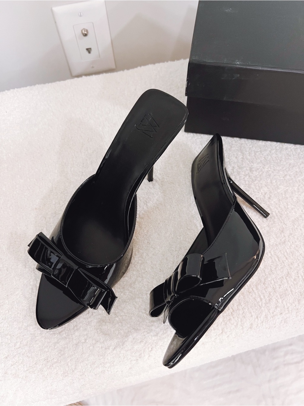 AMINAH SZ 9 Patent $195 msrp Leather Bow Mules - Black